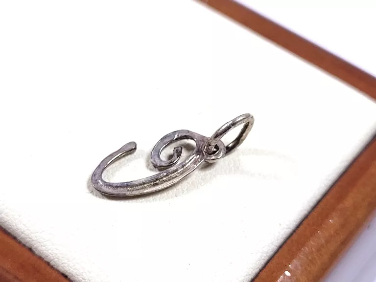 piekna-srebrna-zawieszka-literka-c-056g-925-rodzaj-2205-2