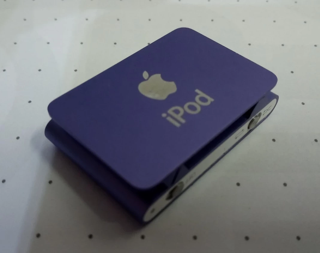 apple-ipod-shuffle-2gb-2gen-mb526zia-zasilanie-akumulatorowe