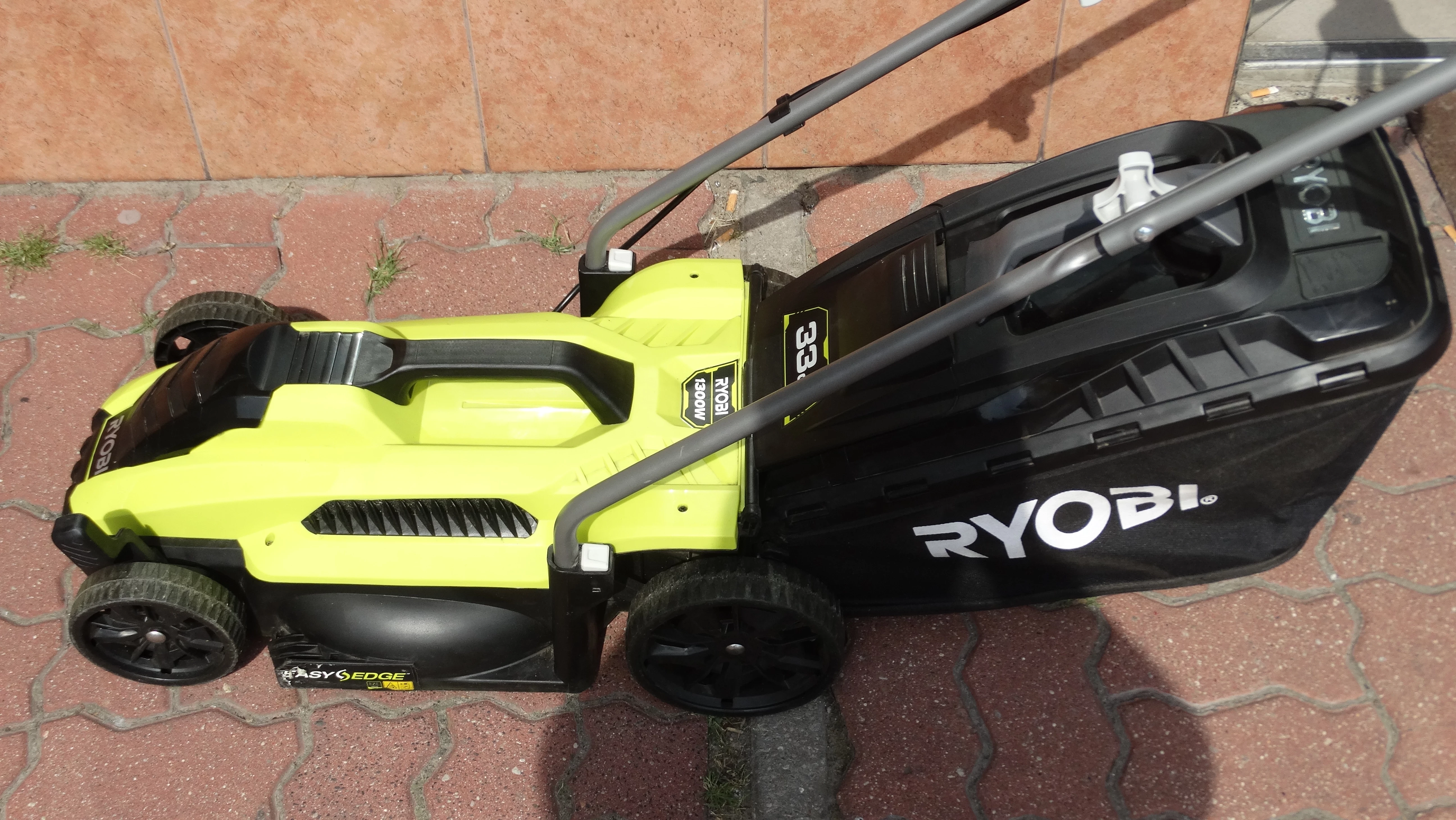 kosiarka-elektryczna-ryobi-rlm3313-1300w-regulacja-wysokosci-koszenia-z-regulacja