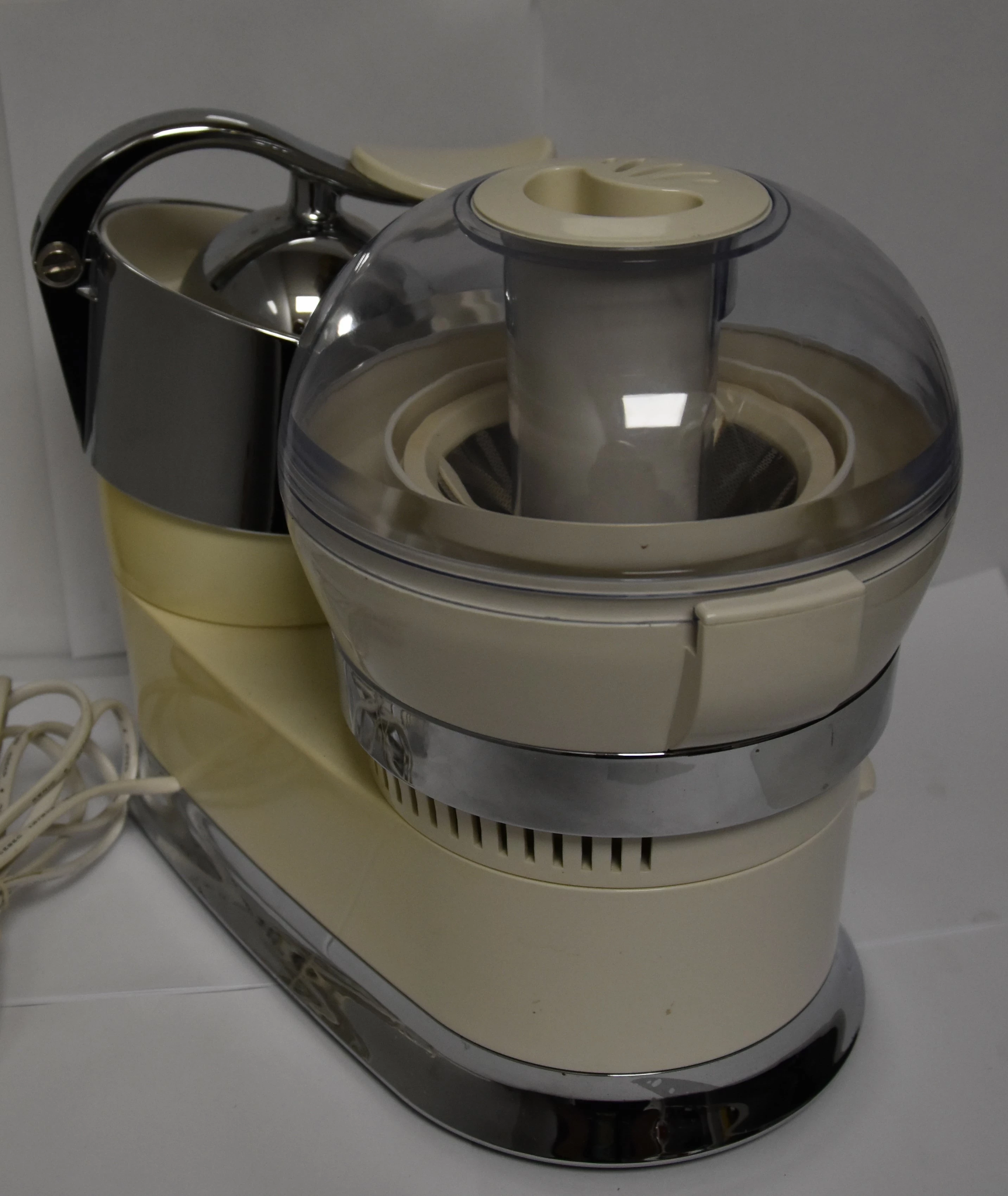 sokowirowka-ariete-420-tutti-frutti-bialy-600-w-opis-marka-ariete