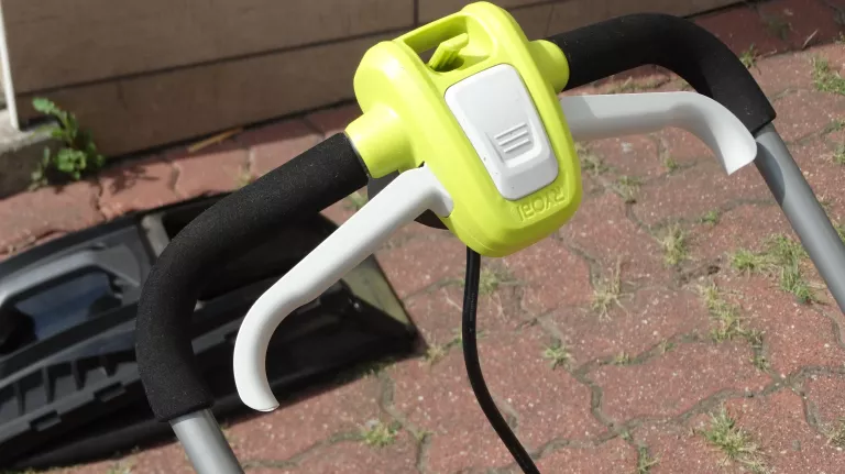 kosiarka-elektryczna-ryobi-rlm3313-1300w-moc-silnika-1300