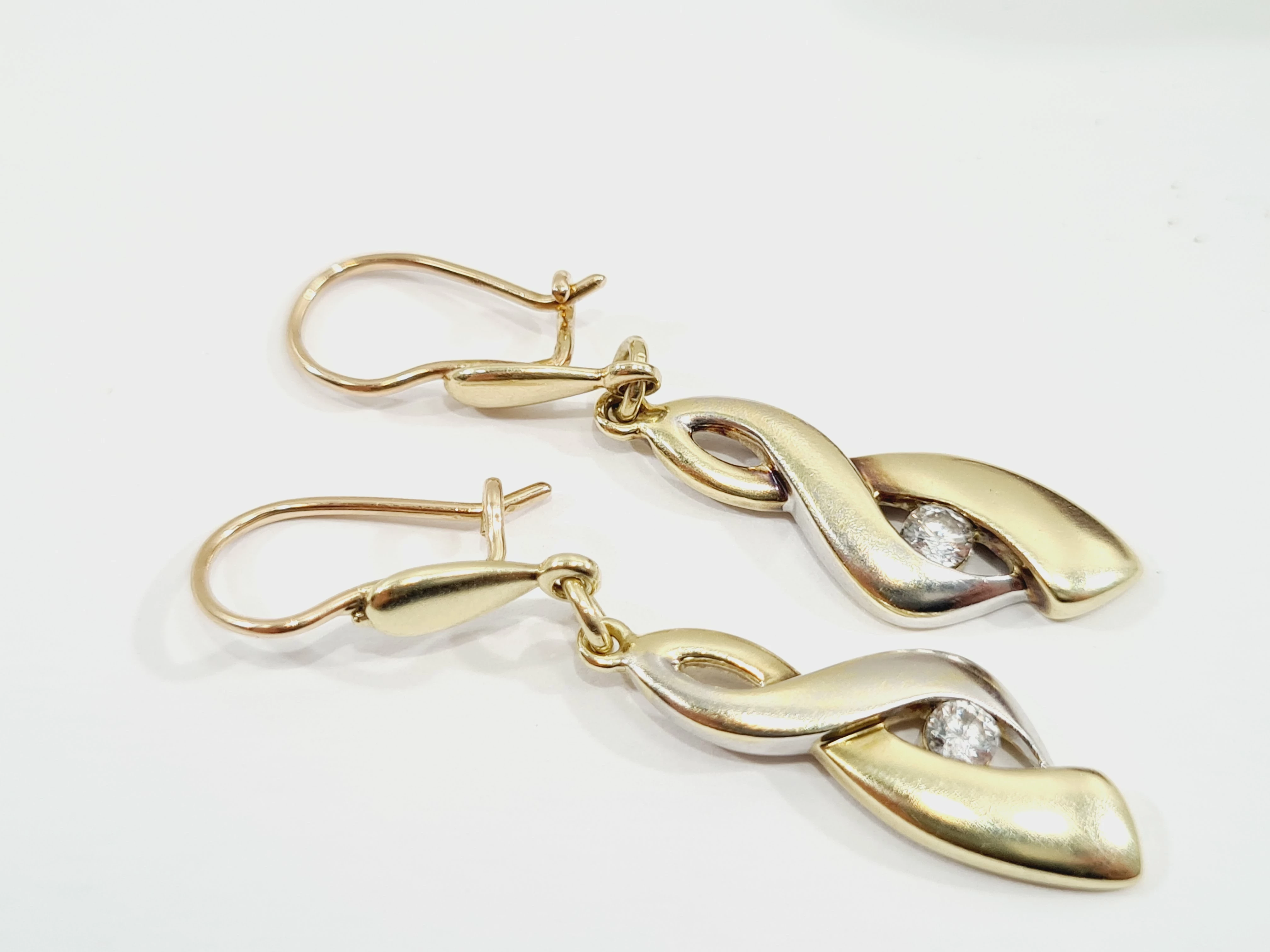 wiszace-zlote-kolczyki-585-rodzaj-bigla-zamkniety