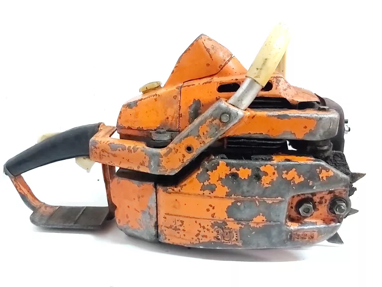 zabytkowa-pila-spalinowa-tajga-cccp-1993-zasilanie-spalinowe