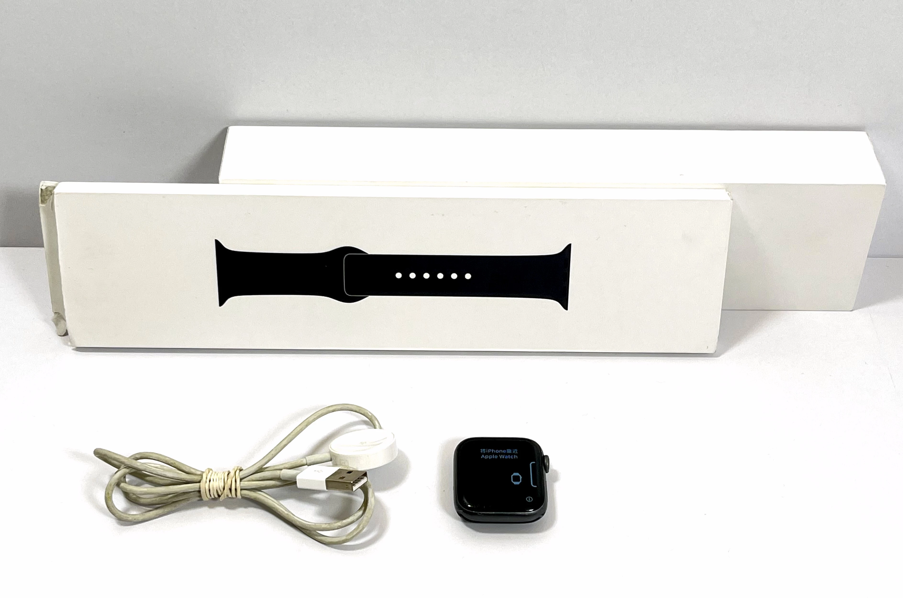 smartwatch-apple-watch-4-44mm-opis-kolor-srebrny