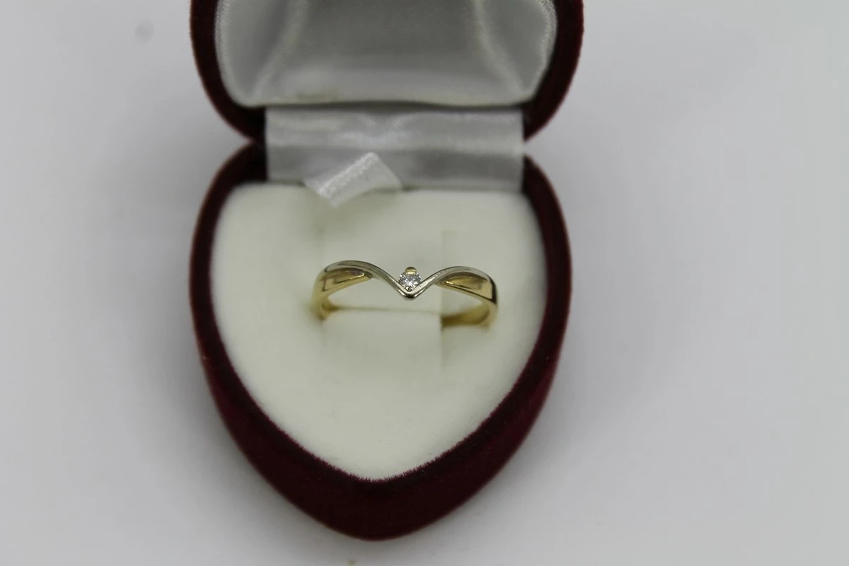 uroczy-zloty-pierscionek-z-brylantem-161g585-stan-11323-2