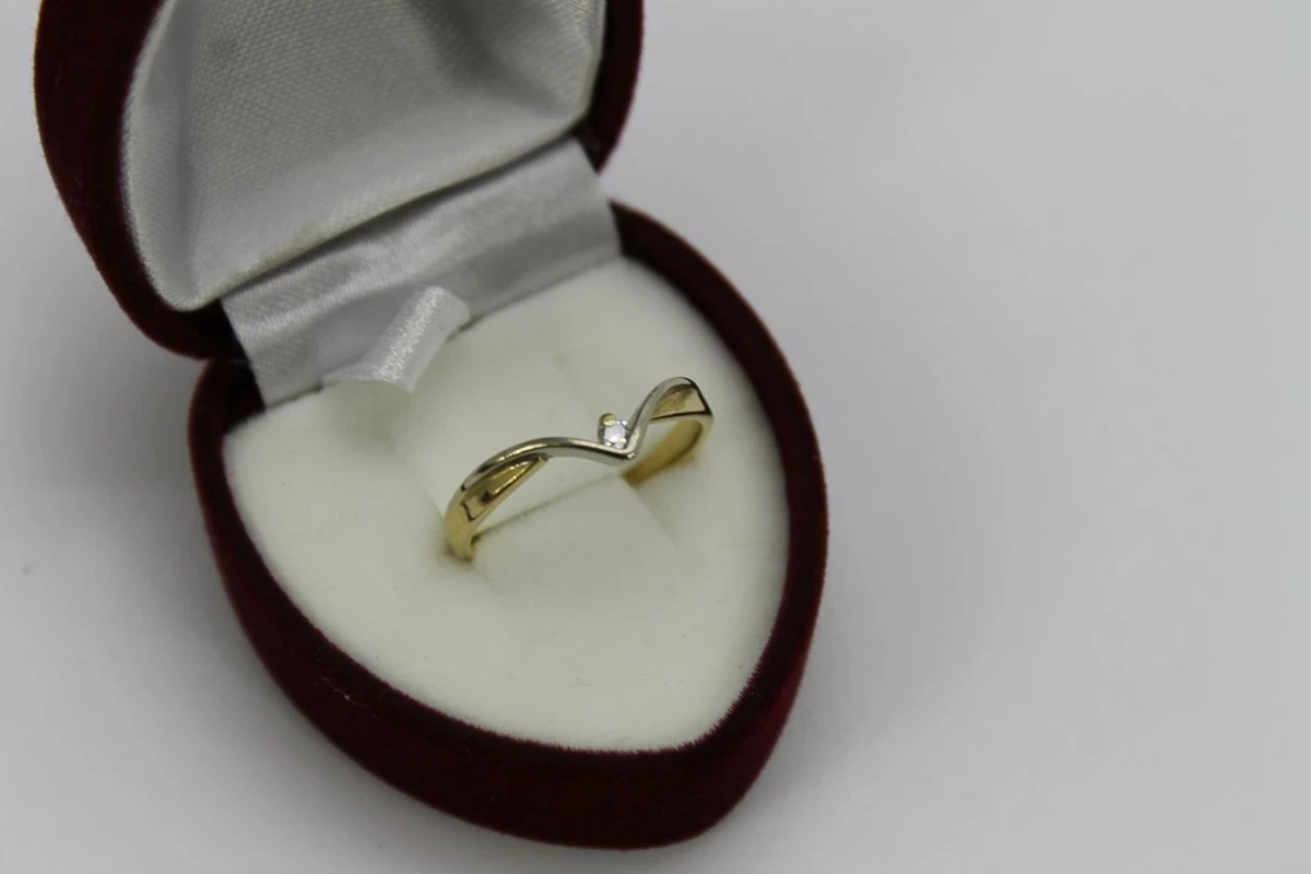 uroczy-zloty-pierscionek-z-brylantem-161g585-rodzaj-2205-16