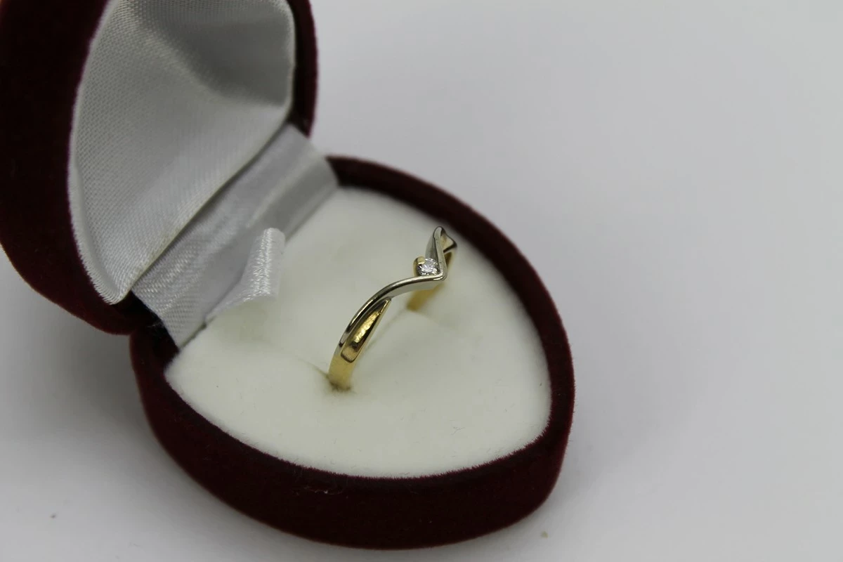 uroczy-zloty-pierscionek-z-brylantem-161g585-material-15835-2