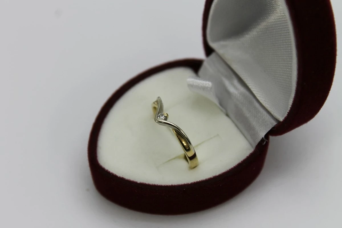 uroczy-zloty-pierscionek-z-brylantem-161g585-kamien-17088-8