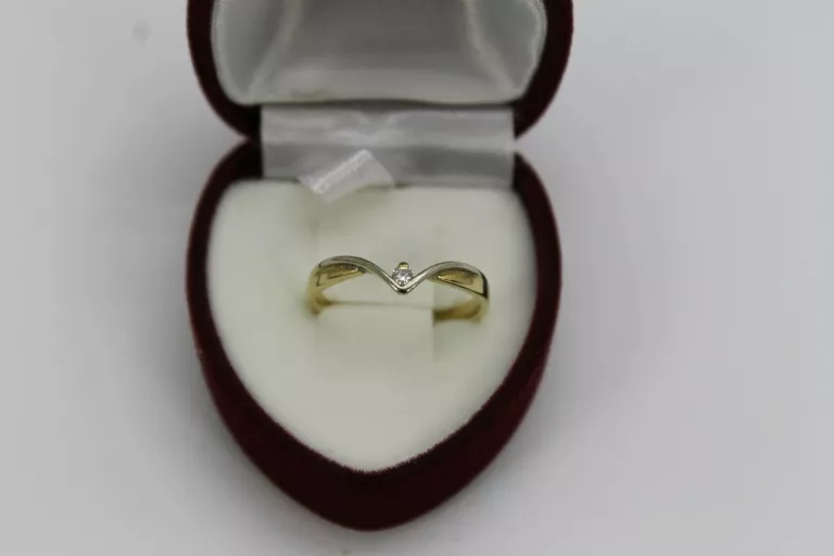 uroczy-zloty-pierscionek-z-brylantem-161g585-stan-11323-2