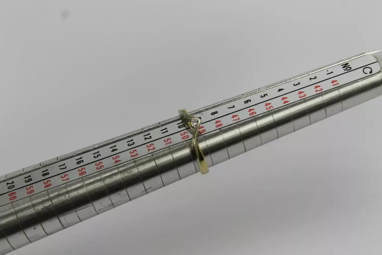 uroczy-zloty-pierscionek-z-brylantem-161g585-waga-154