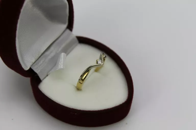 uroczy-zloty-pierscionek-z-brylantem-161g585-material-15835-2