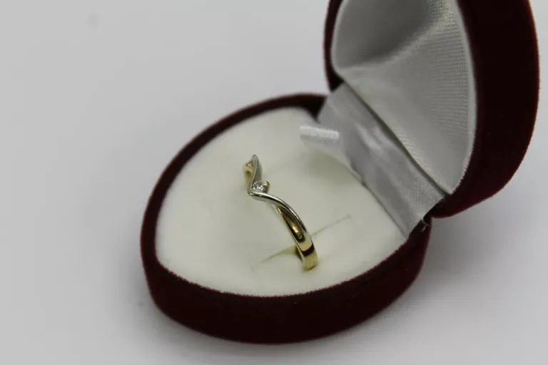 uroczy-zloty-pierscionek-z-brylantem-161g585-kamien-17088-8