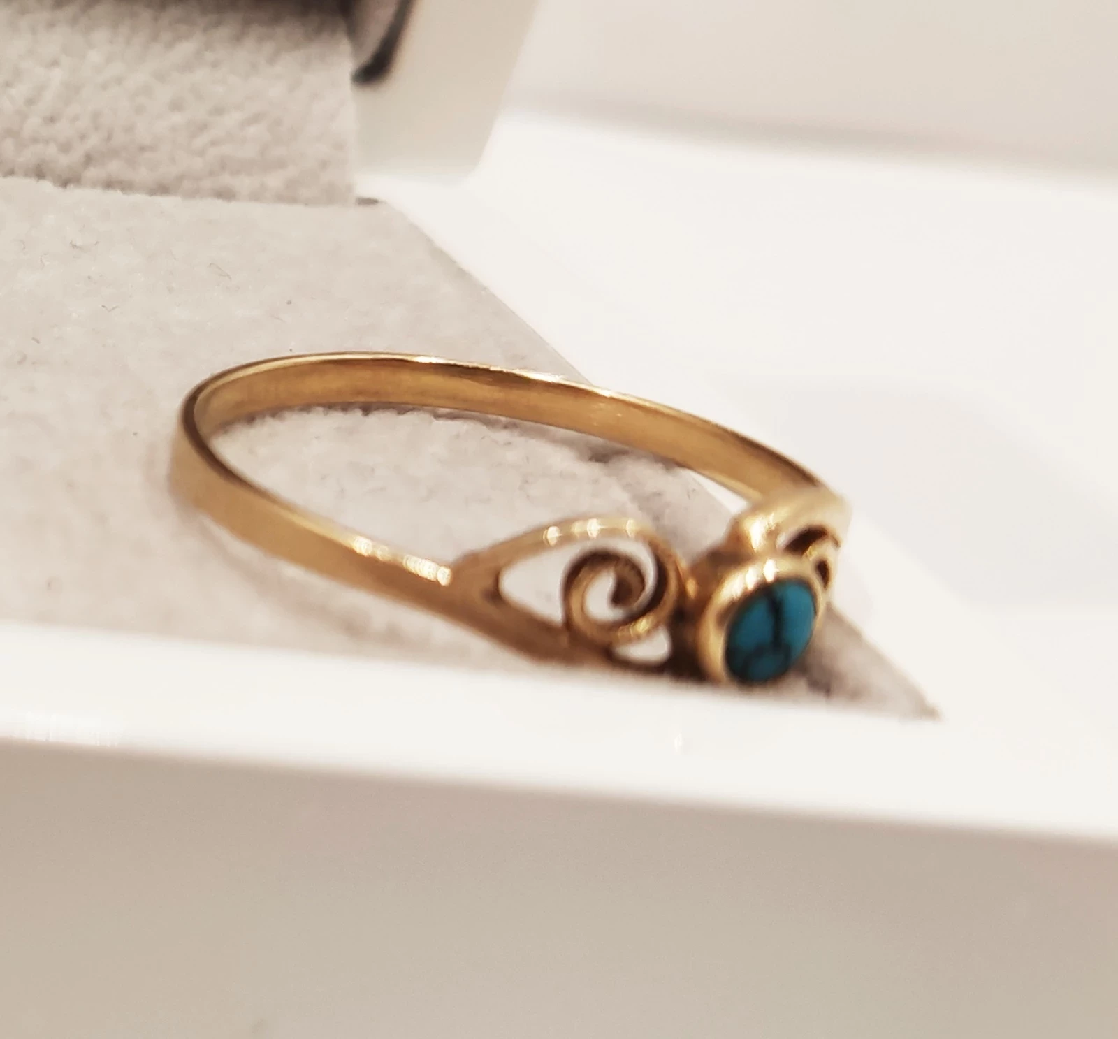 585-zloty-pierscionek-585-146g-r-23-z-niebieskim-stan-uzywany