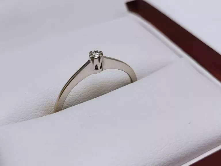 zloty-pierscionek-z-diamentem-102g-585-002ct-material-15835-2