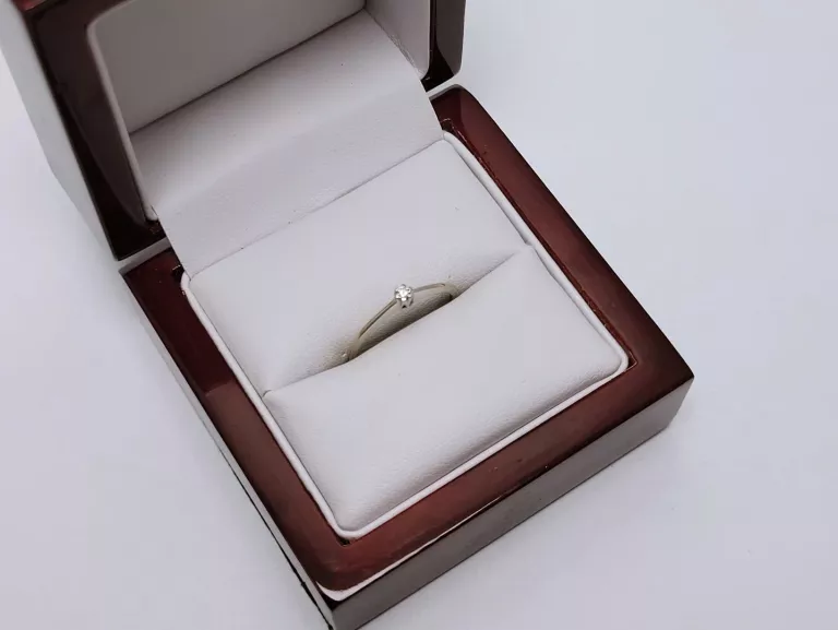 zloty-pierscionek-z-diamentem-102g-585-002ct-stan-11323-2