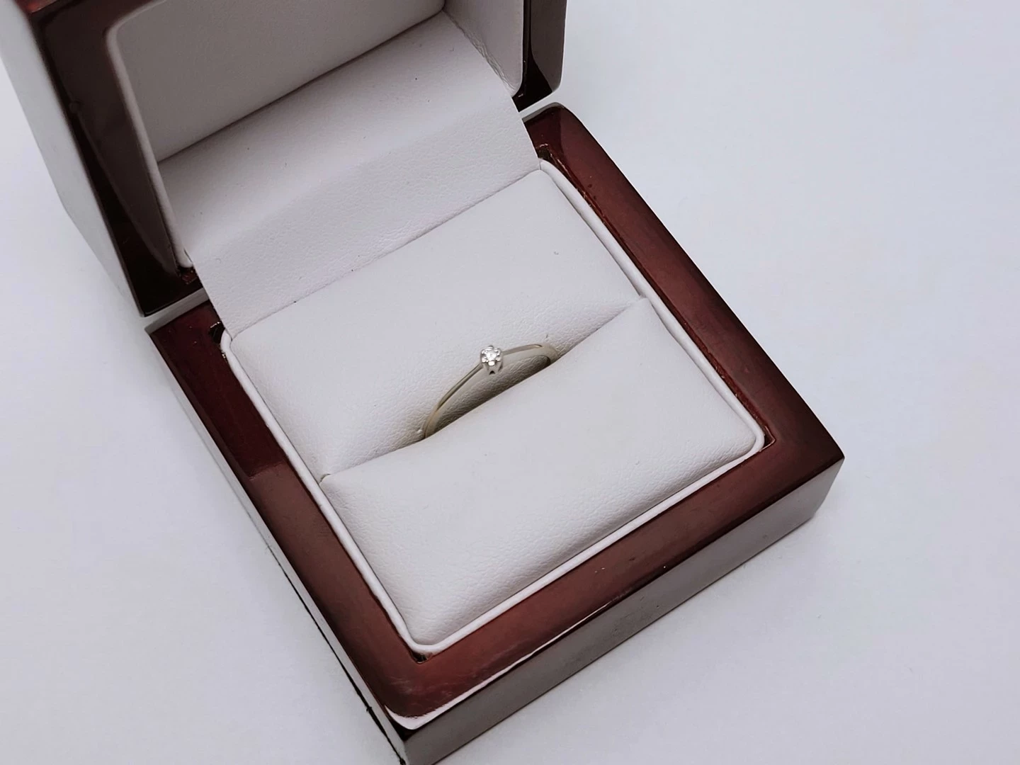 zloty-pierscionek-z-diamentem-102g-585-002ct-stan-11323-2