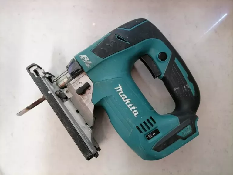 WYRZYNARKA AKU MAKITA DJV182 18V 3.0AH + ŁADOWARK