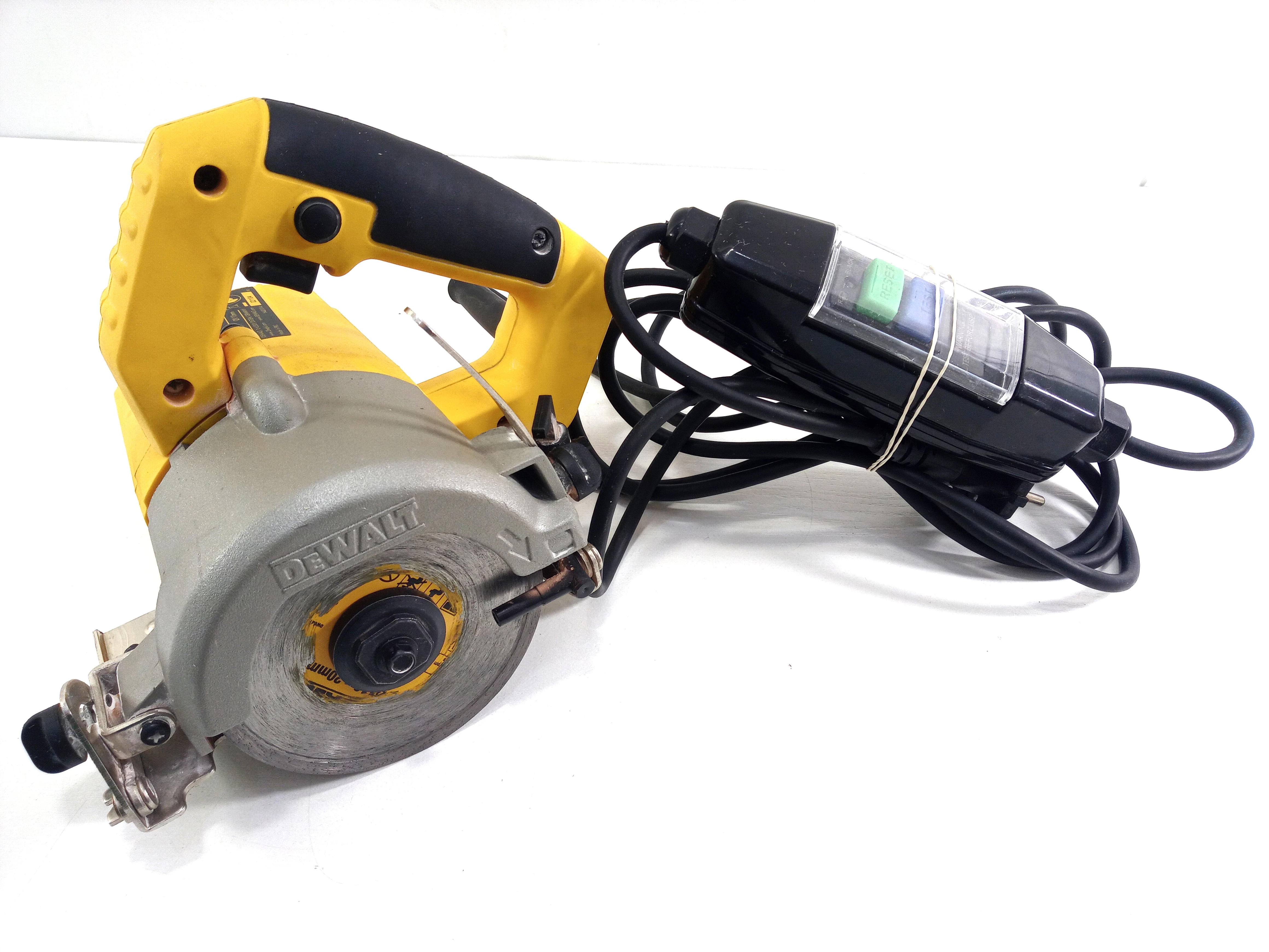 pila-tarczowa-dewalt-dwc410-qs-1300-w-20-mm-stan-uzywany