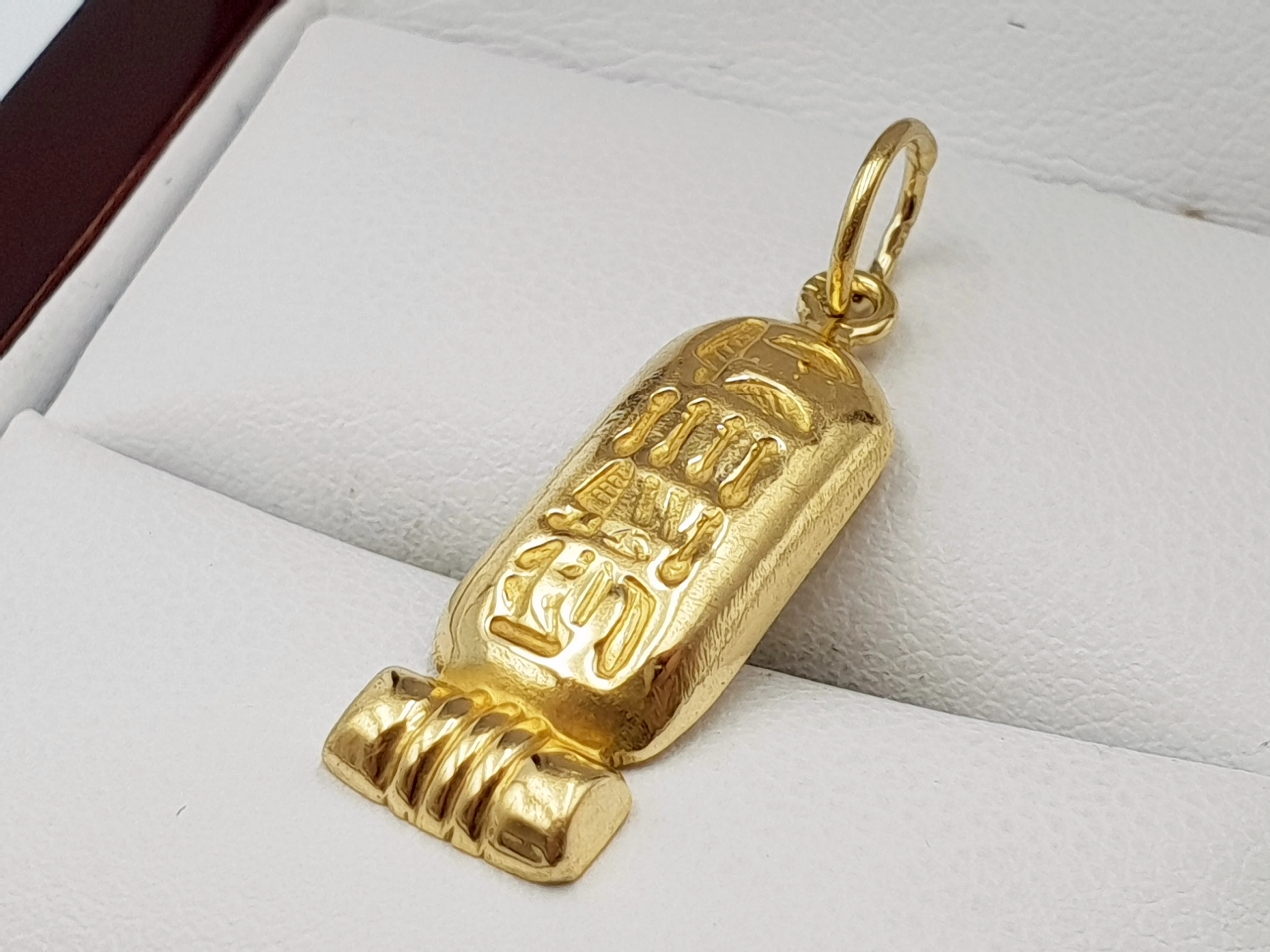 zlota-zawieszka-kartusz-egipski-750-190g-3-maja-48-poznan-ska-x