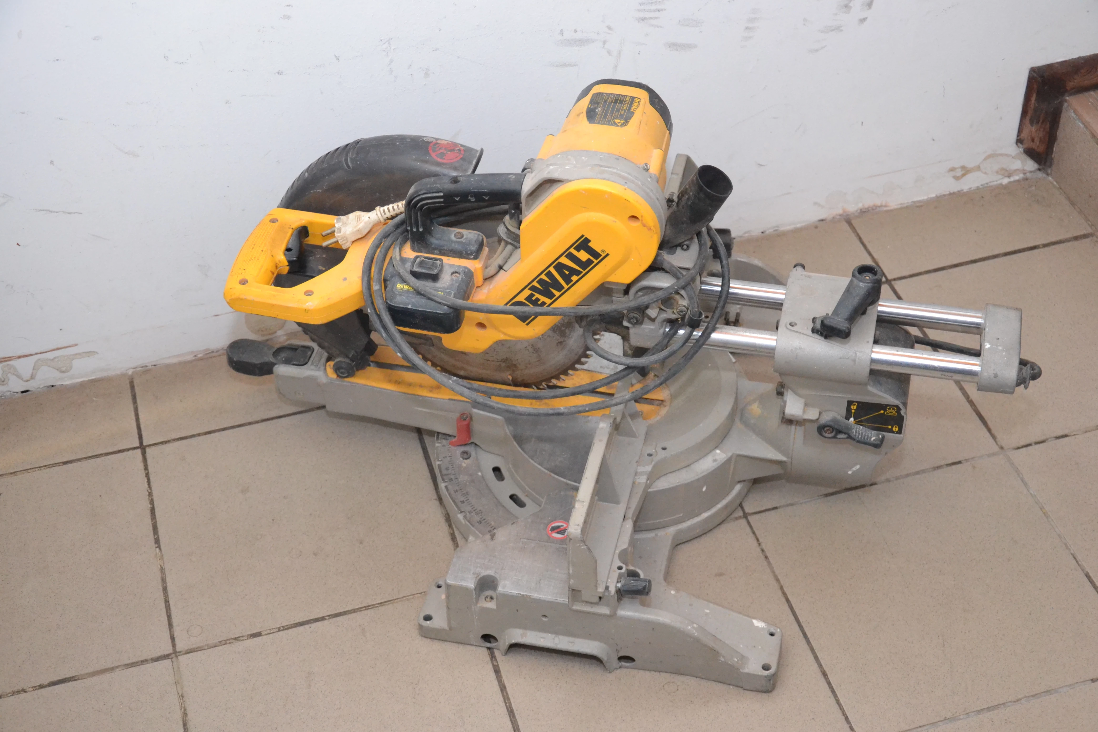 pila-ukosnica-dewalt-dw717xps-leonarda-3a-lublin