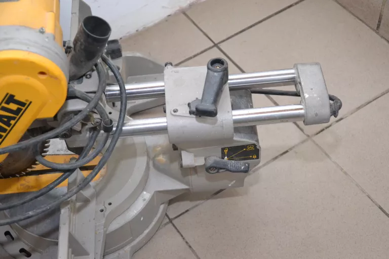 PIŁA UKOŚNICA DEWALT DW717XPS