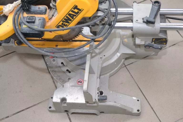 PIŁA UKOŚNICA DEWALT DW717XPS