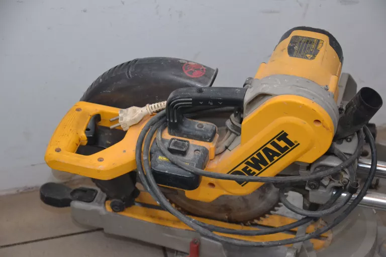 PIŁA UKOŚNICA DEWALT DW717XPS