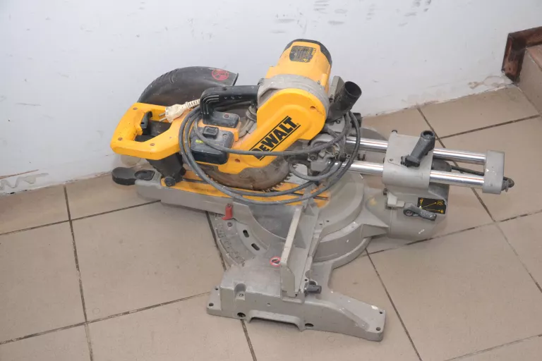 PIŁA UKOŚNICA DEWALT DW717XPS