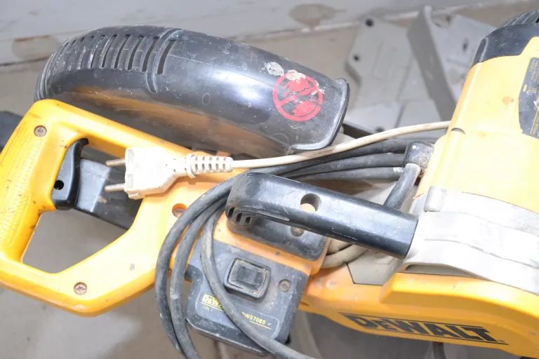 PIŁA UKOŚNICA DEWALT DW717XPS