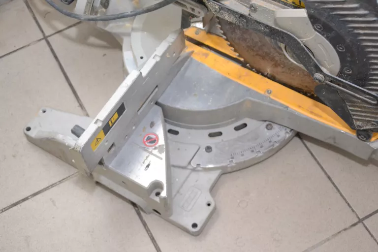 pila-ukosnica-dewalt-dw717xps-kod-producenta-dw717xps