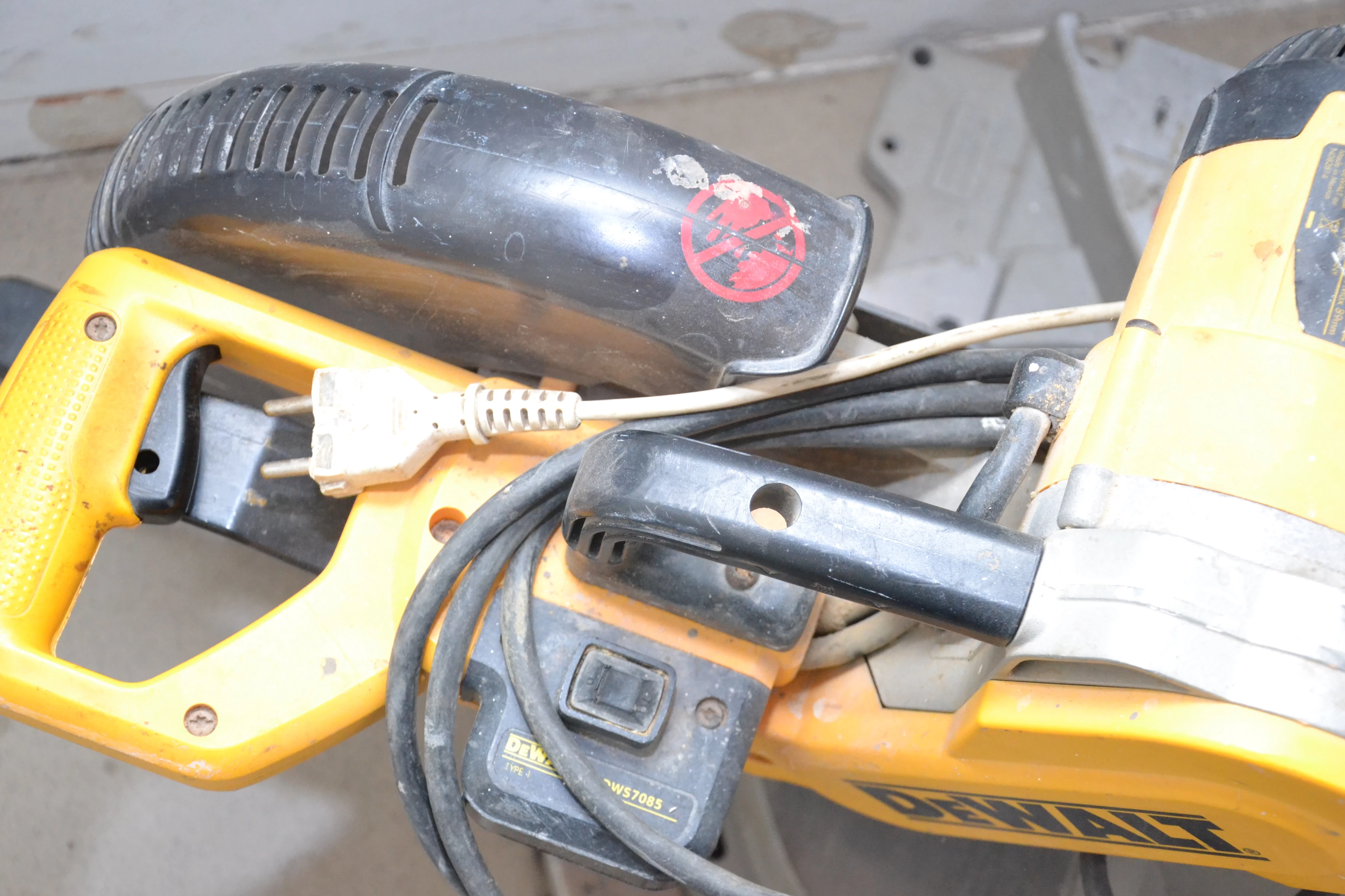 pila-ukosnica-dewalt-dw717xps-product-id-73c714de-fc00-41e3-a965-7ce166ebb9f5