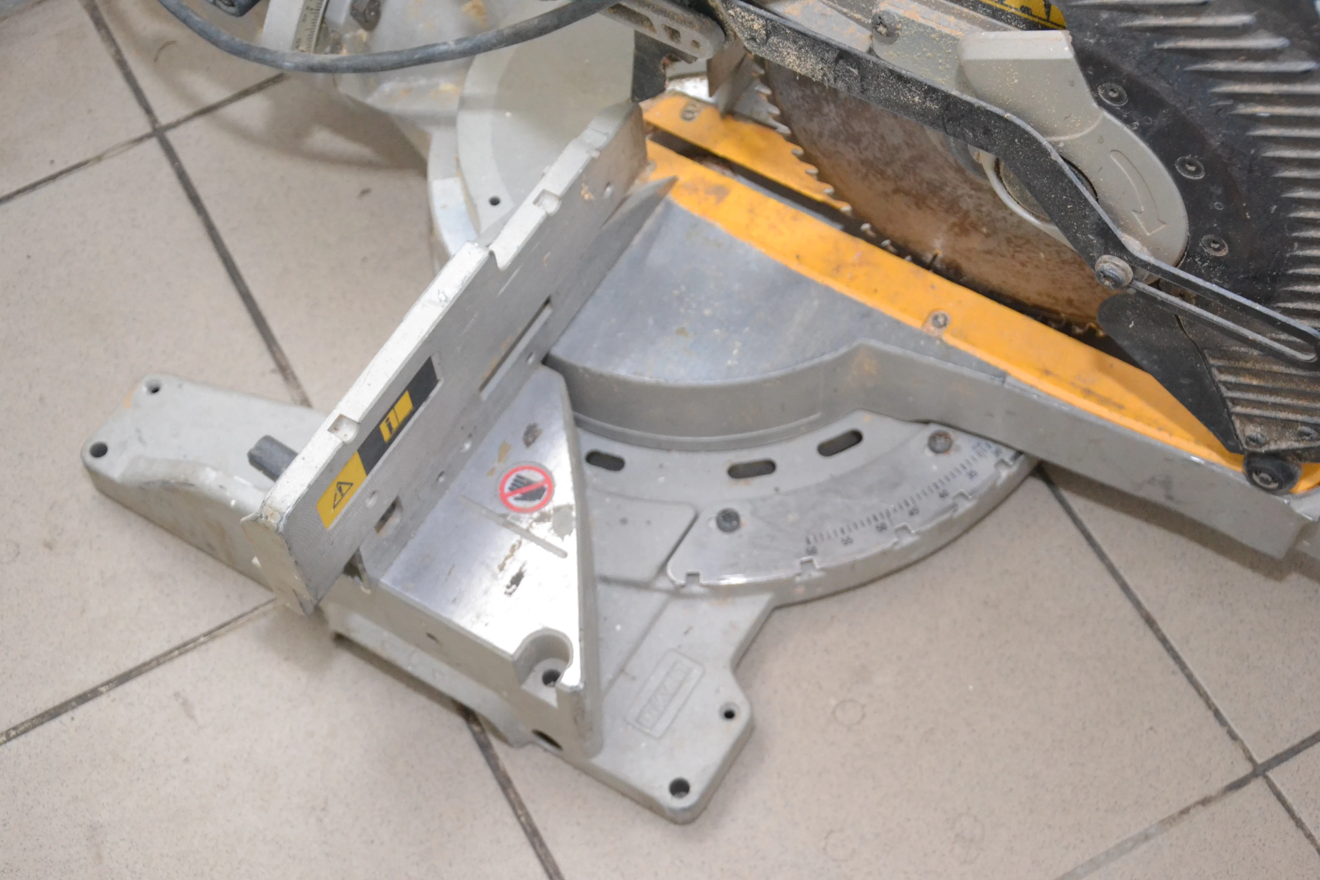 pila-ukosnica-dewalt-dw717xps-kod-producenta-dw717xps