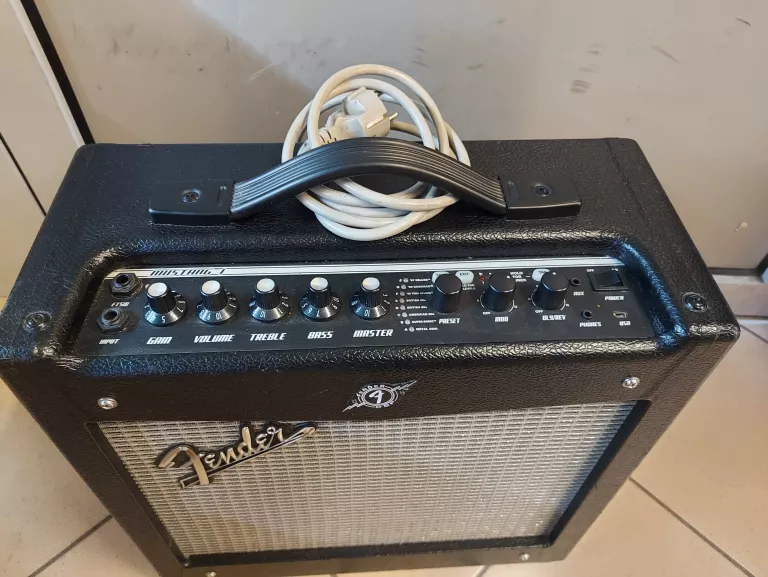 WZMACNIACZ GITAROWY FENDER MUSTANG V2
