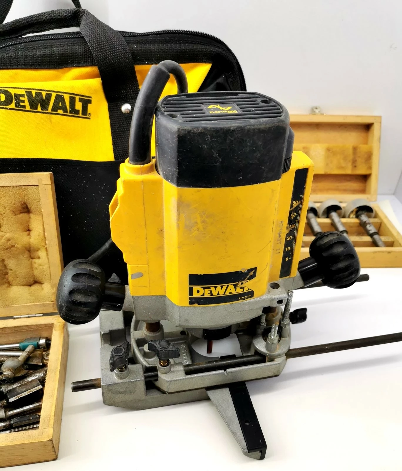 frezarka-dewalt-dw615-zestaw-frezow-torba-stan-uzywany