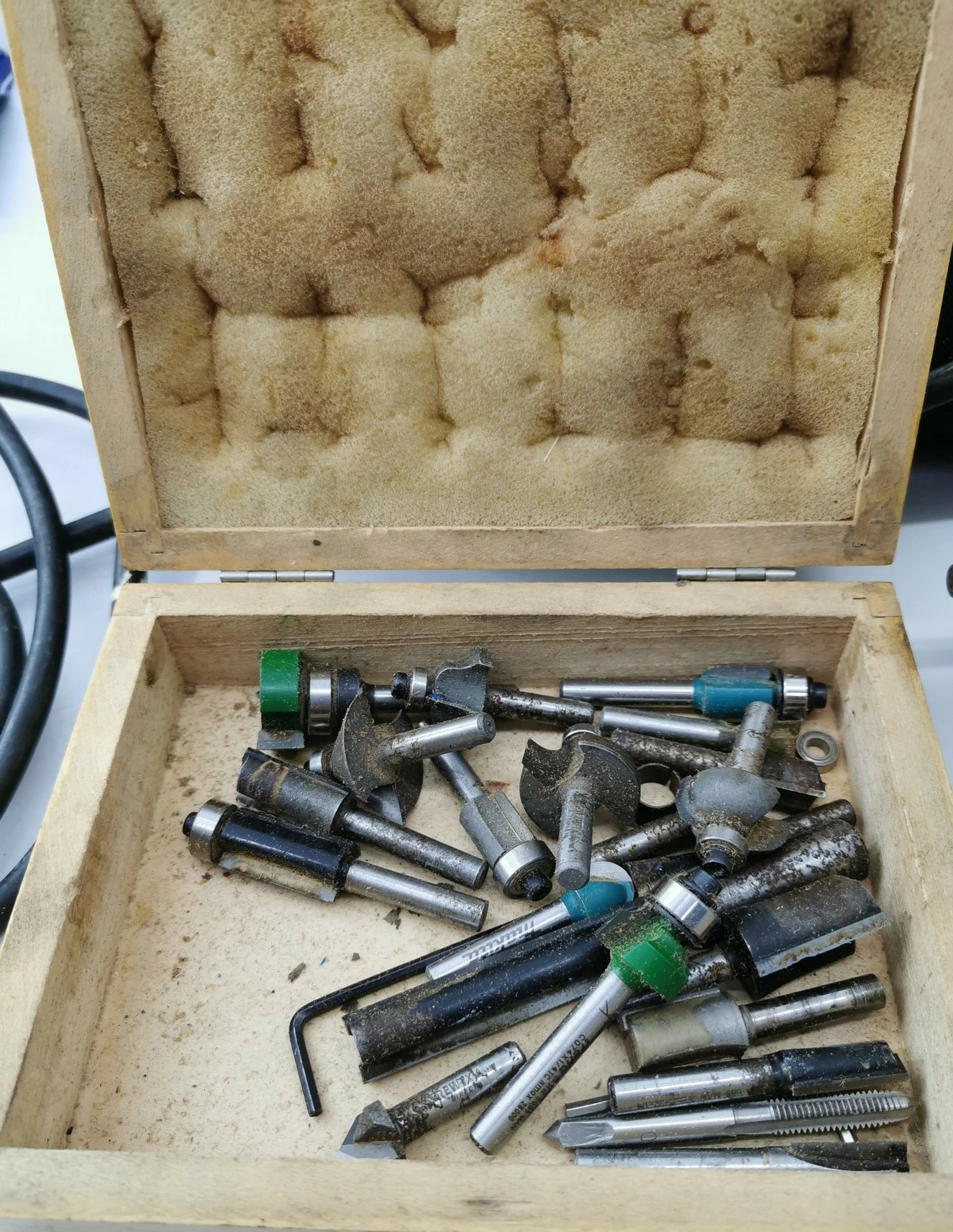 frezarka-dewalt-dw615-zestaw-frezow-torba-rodzaj-frezarki-gornowrzecionowa