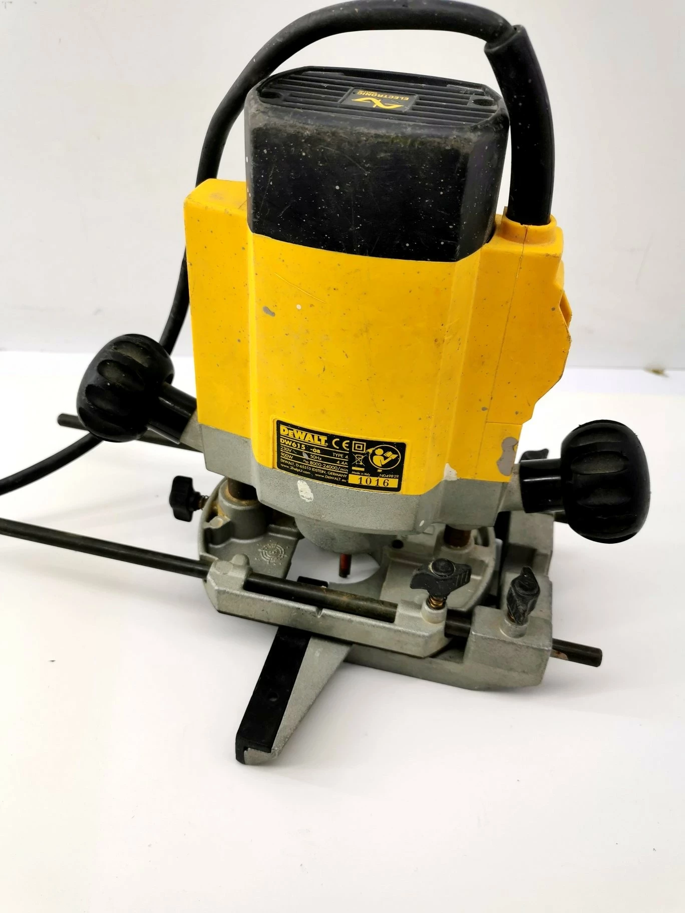 frezarka-dewalt-dw615-zestaw-frezow-torba-zasilanie-sieciowe