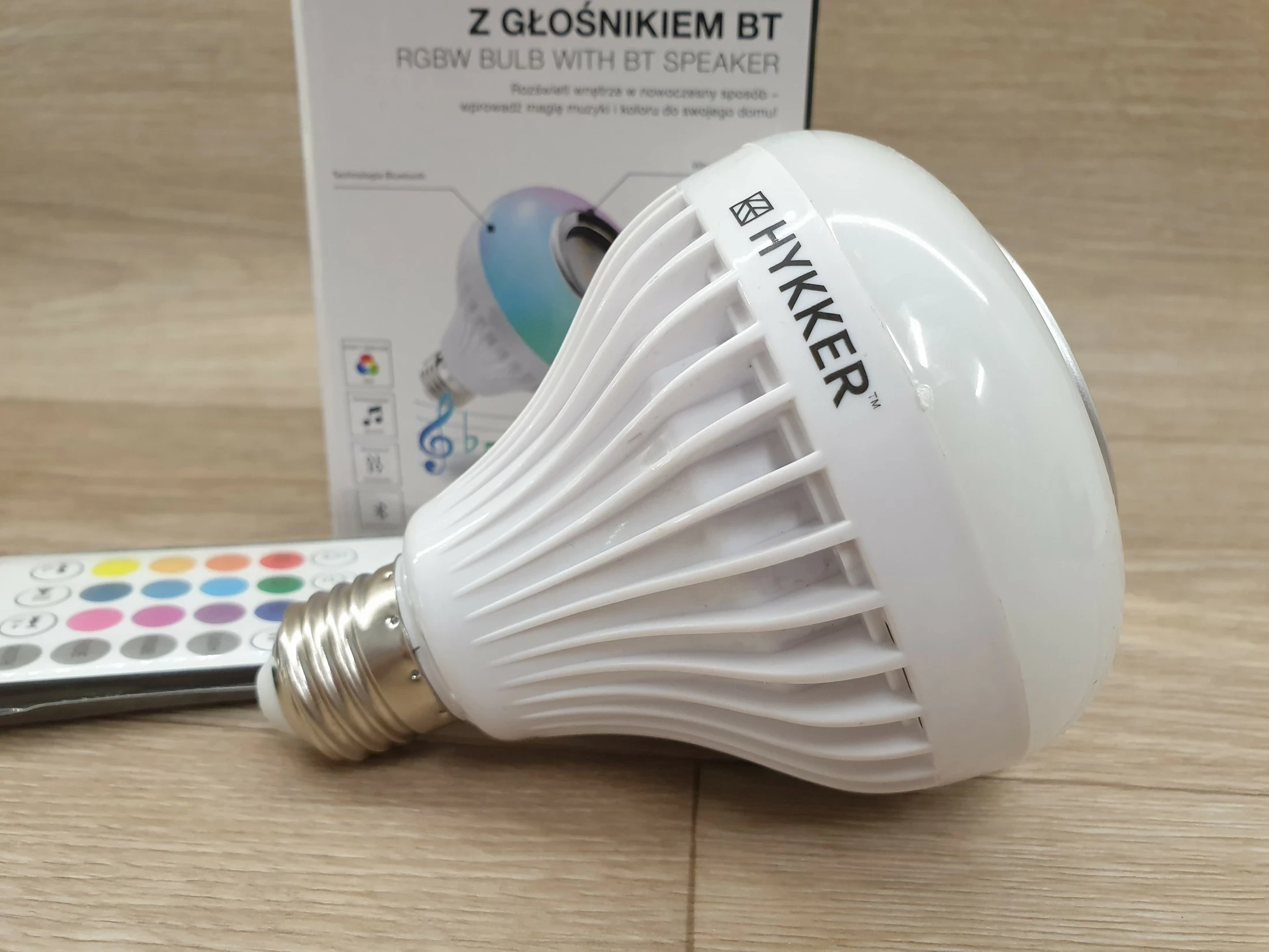 zarowka-rgbw-z-glosnikiem-hykker-komplet-barwa-swiatla-wielokolorowy