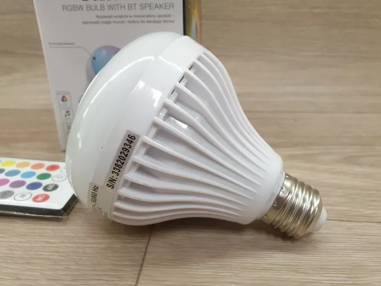 zarowka-rgbw-z-glosnikiem-hykker-komplet-stan-uzywany