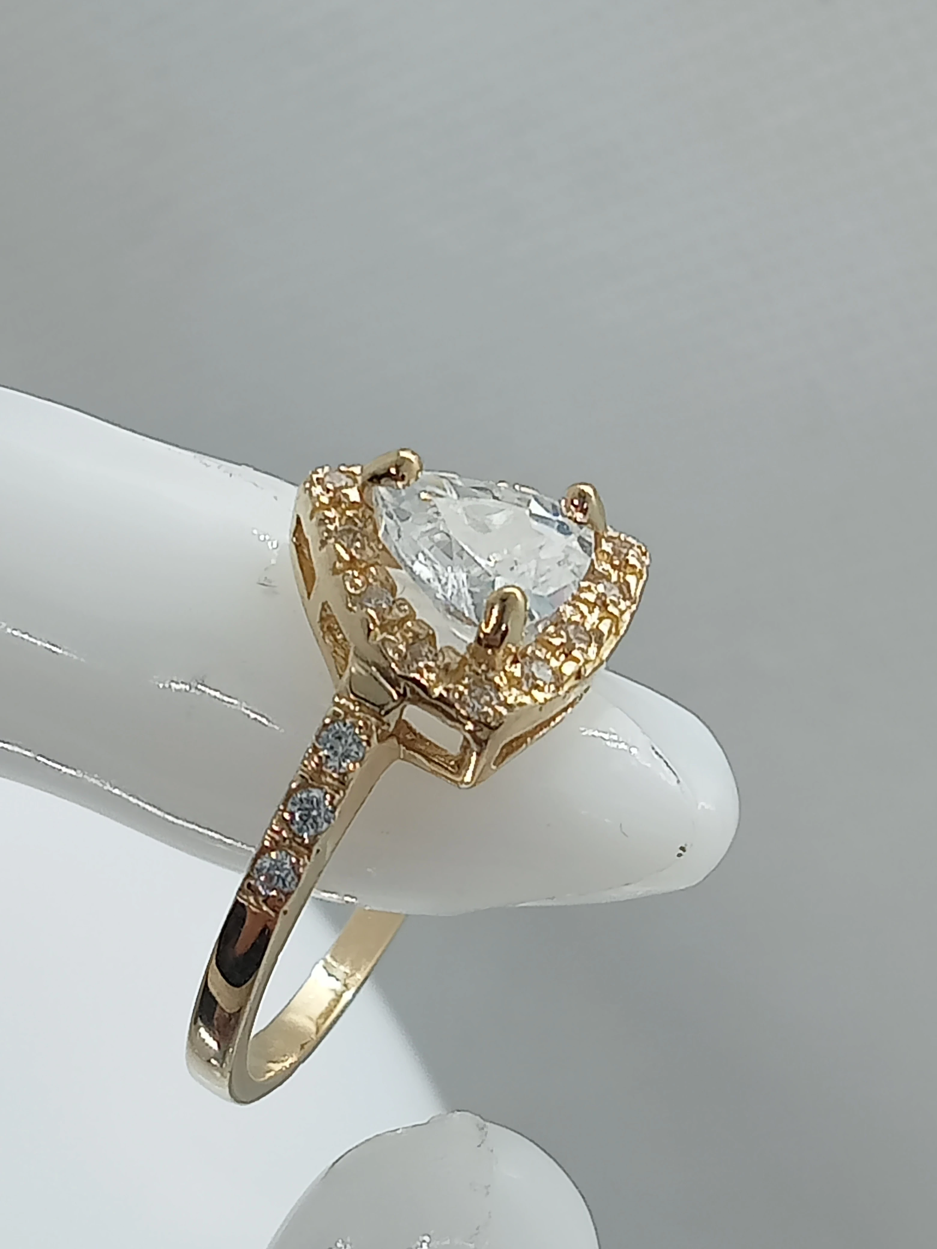 zloty-pierscionek-trojkat-z-cyrkoniami-585-stan-uzywany