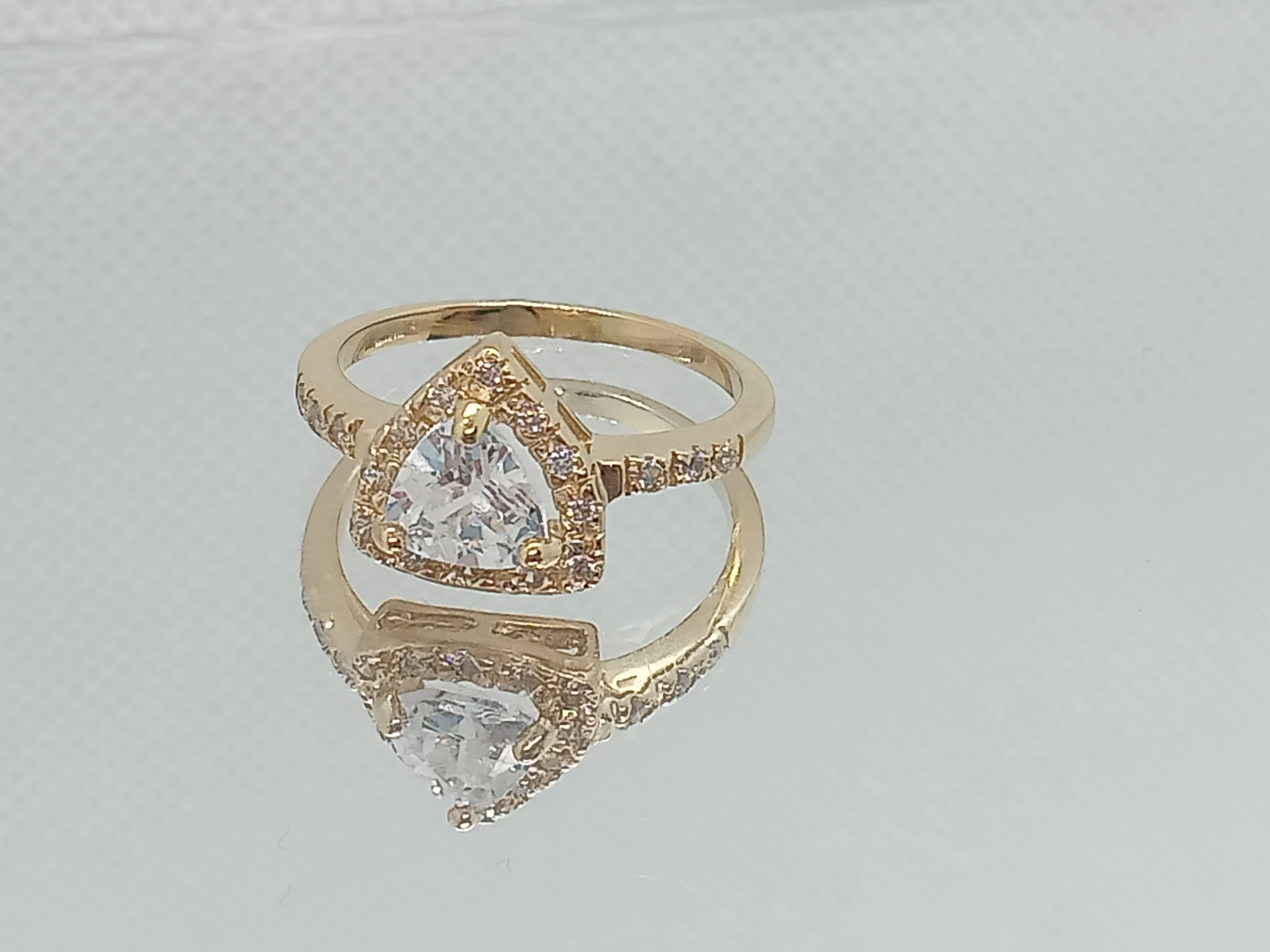 zloty-pierscionek-trojkat-z-cyrkoniami-585-marka-inna-marka