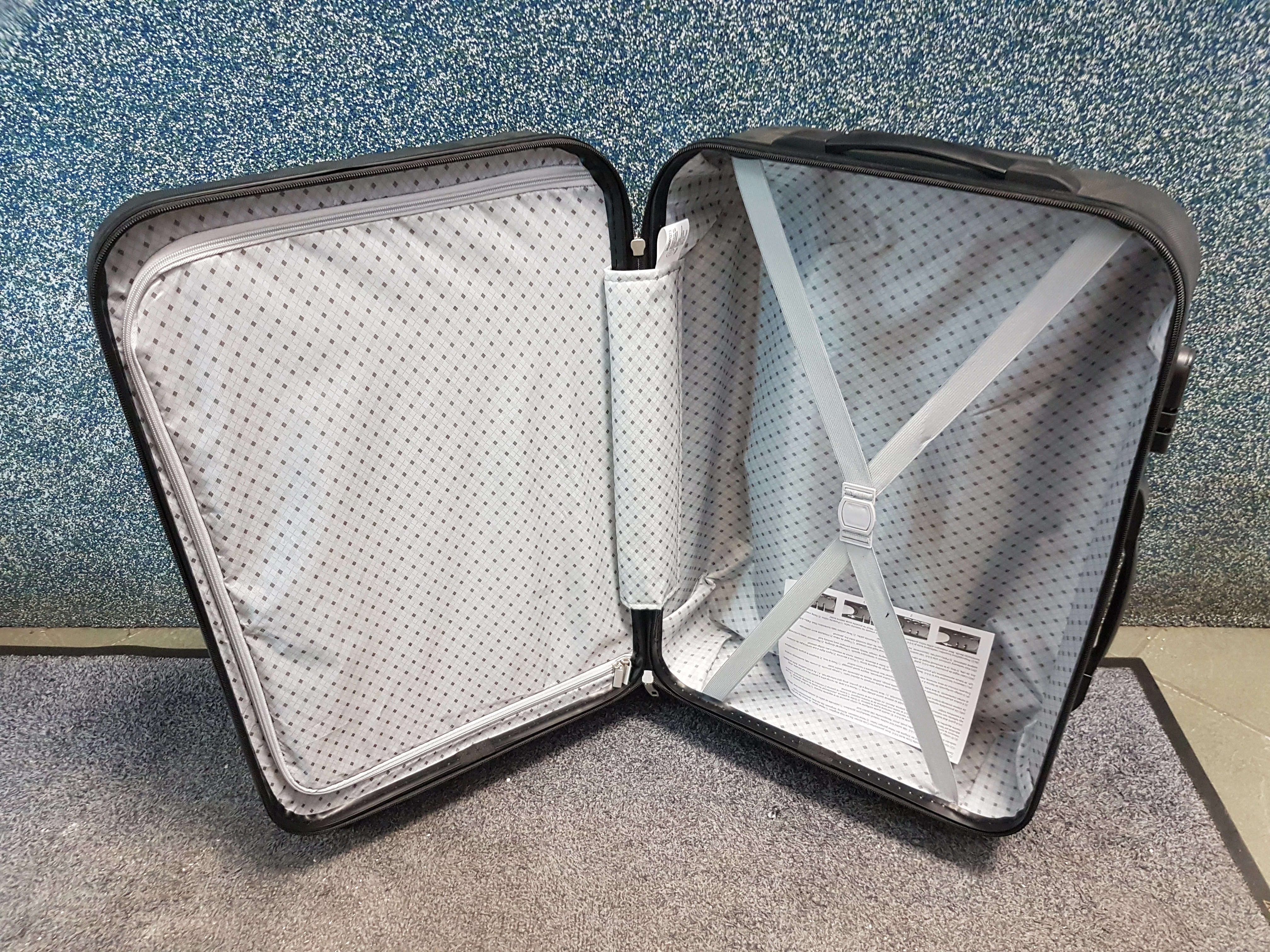 walizka-podrozna-sztywna-na-kolkach-material-dominujacy-poliester