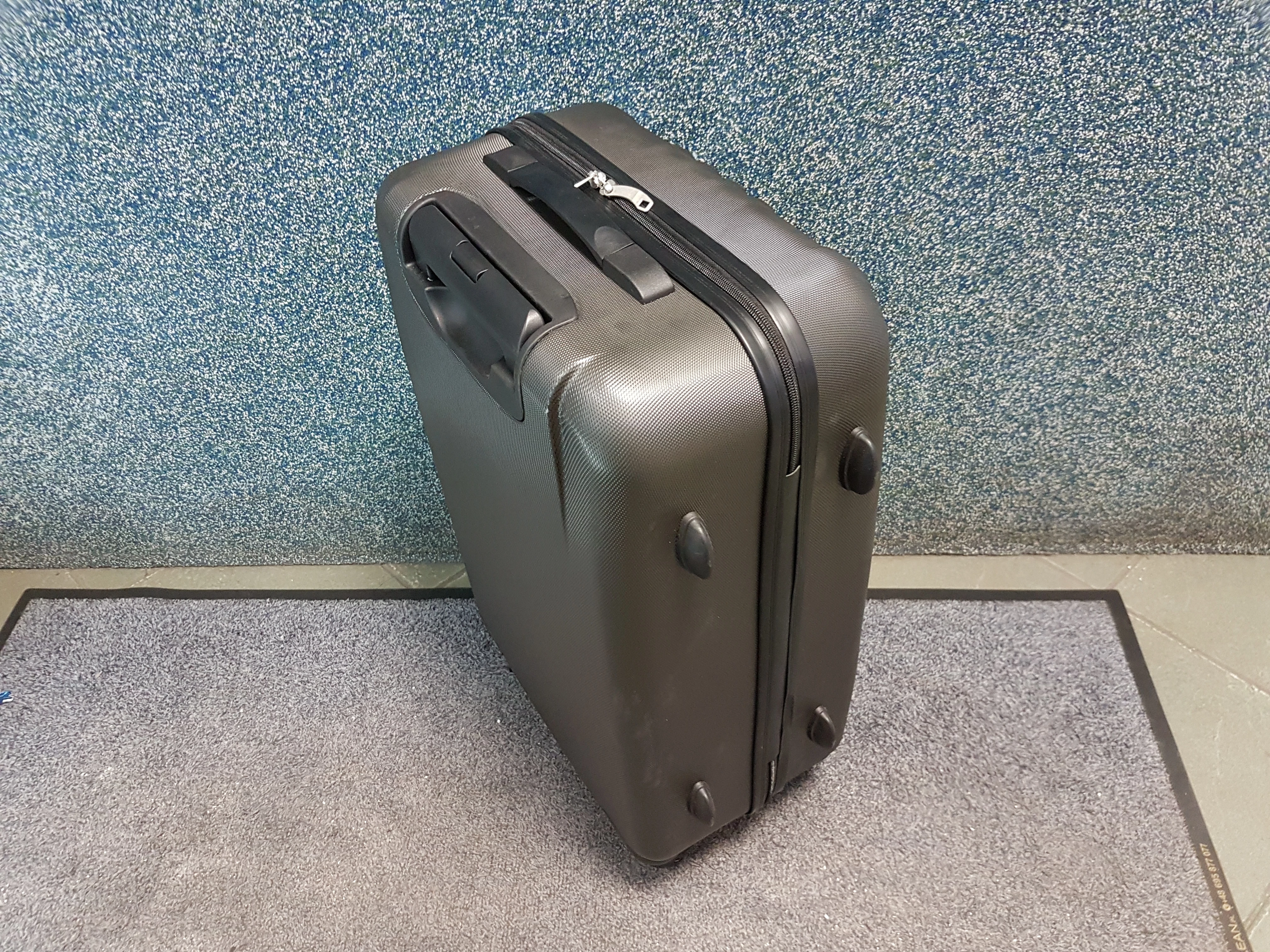 walizka-podrozna-sztywna-na-kolkach-kolor-szary