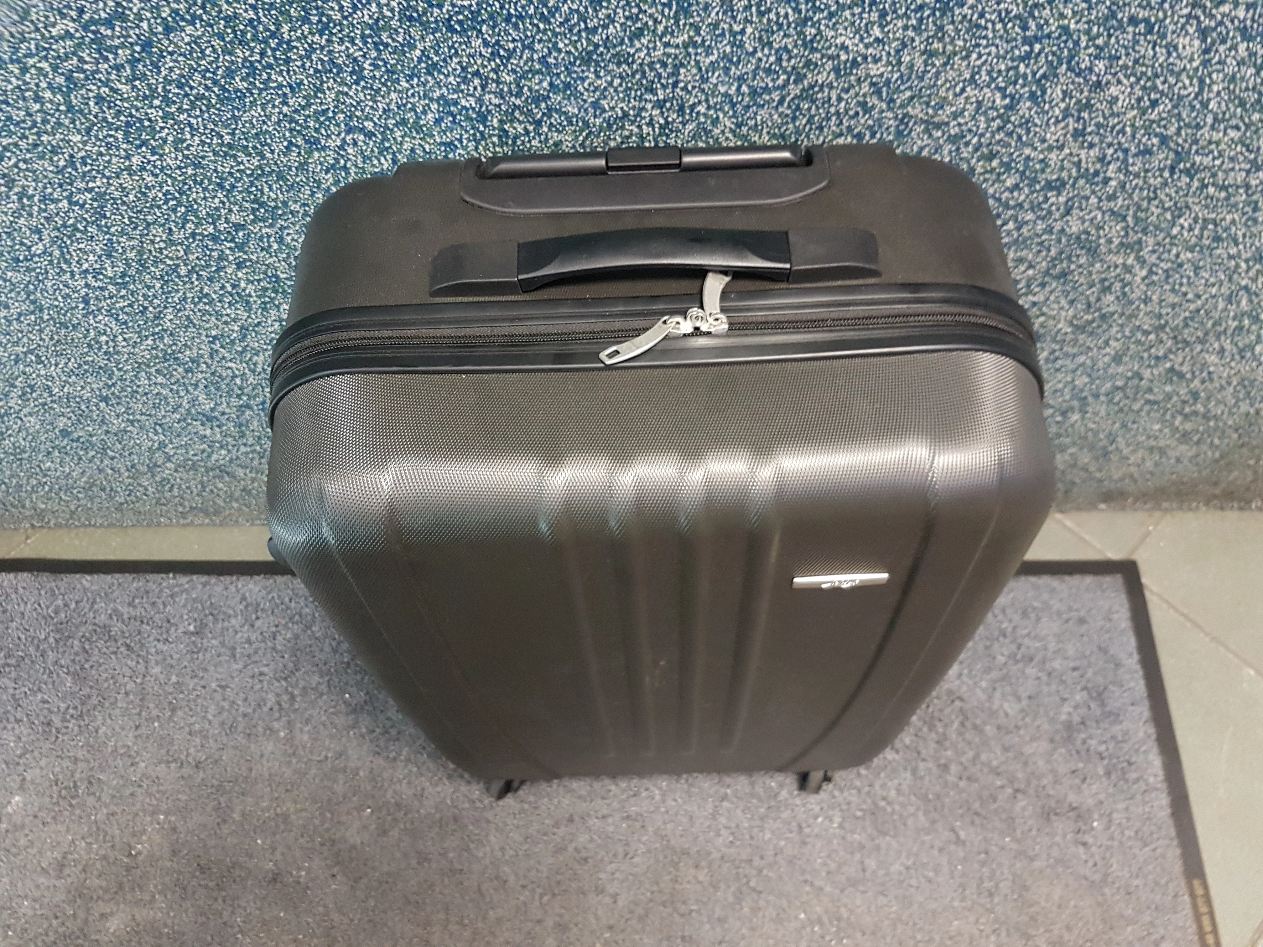 walizka-podrozna-sztywna-na-kolkach-marka-inna