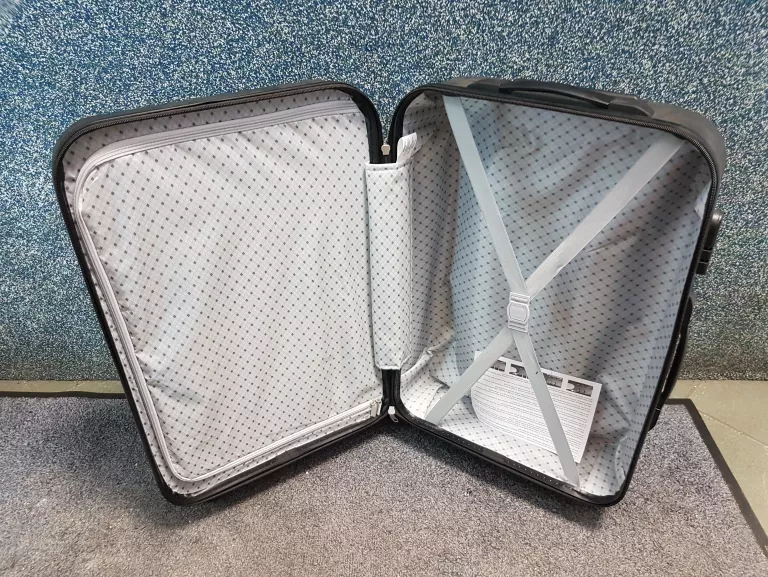 walizka-podrozna-sztywna-na-kolkach-material-dominujacy-poliester