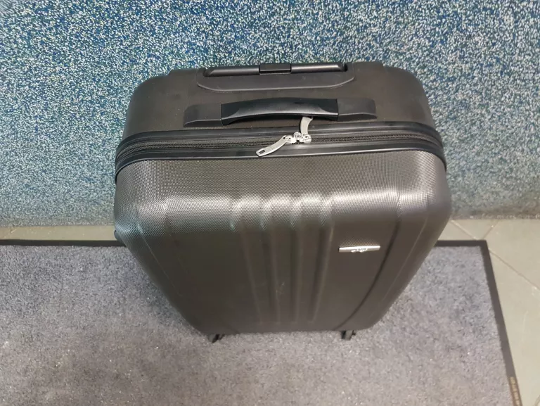 walizka-podrozna-sztywna-na-kolkach-marka-inna