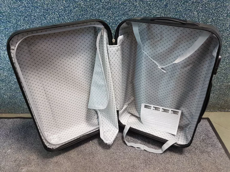 walizka-podrozna-sztywna-na-kolkach-wielkosc-srednia