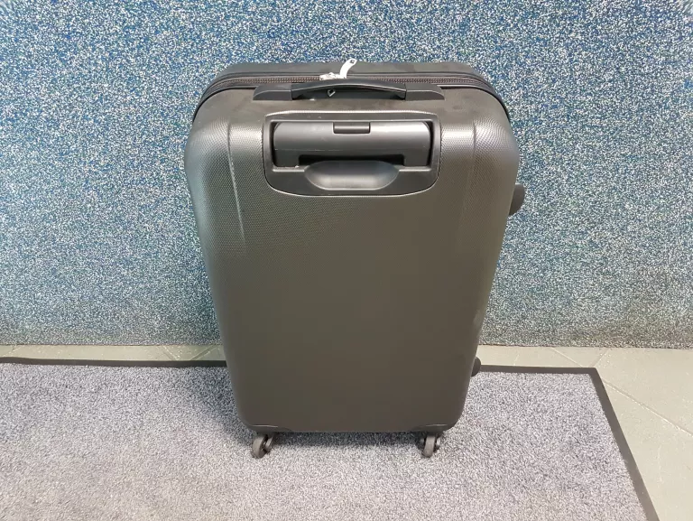 walizka-podrozna-sztywna-na-kolkach-rodzaj-walizki-twarde