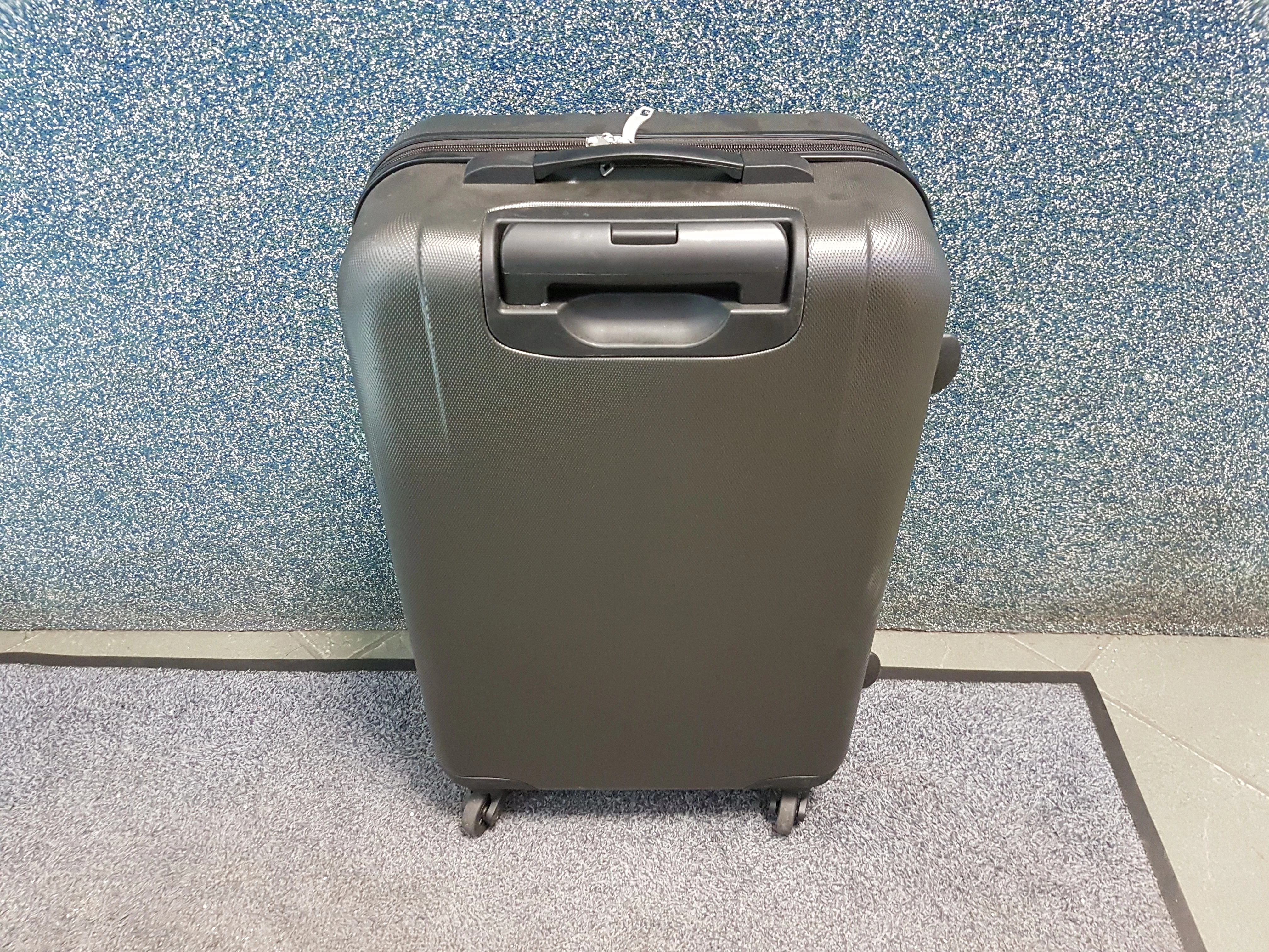 walizka-podrozna-sztywna-na-kolkach-rodzaj-walizki-twarde