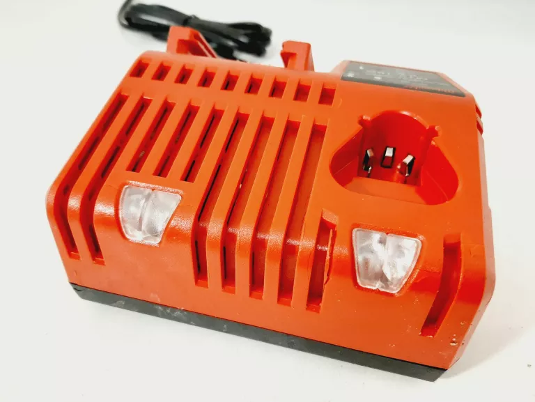 ŁADOWARKA MILWAUKEE M12-18C