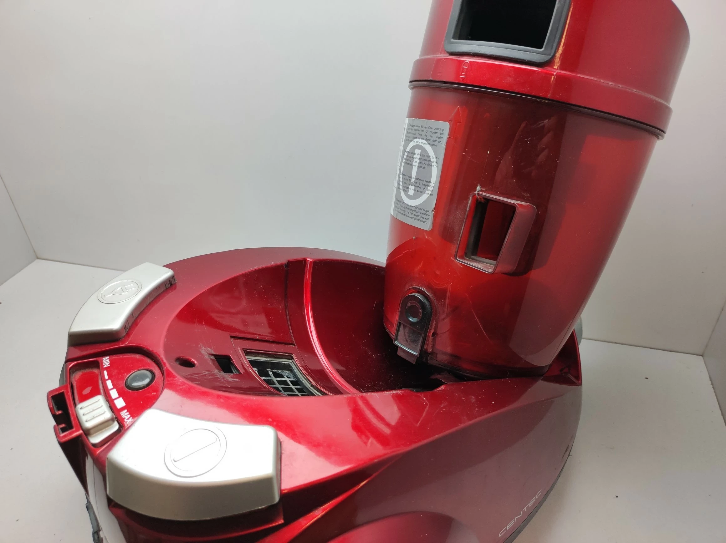 odkurzacz-bezworkowy-dirt-devil-centec-2-opis-kolor-dominujacy-czerwony